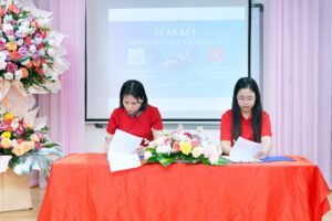 Lễ ký kết hợp tác đào tạo tiếng Anh các lớp song ngữ giữa trường mầm non Búp Măng Non và trung tâm Anh ngữ Hanoi Connection Thượng Đình đã diễn ra thành công tốt đẹp. - TRƯỜNG MẦM NON BÚP MĂNG NON