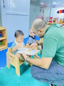 BÉ LÀM QUEN TIẾNG ANH VỚI NGƯỜI BẢN NGỮ LỚP BABY - TRƯỜNG MẦM NON BÚP MĂNG NON