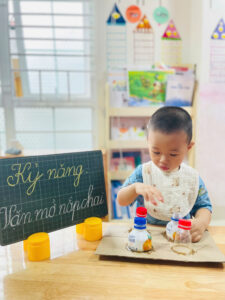 Vận Động Tinh : “Vặn Mở Nắp Chai “ - TRƯỜNG MẦM NON BÚP MĂNG NON