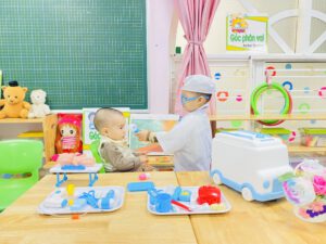 HOẠT ĐÔNG TRẢI NGHIỆM :BÉ TẬP LÀM BÁC SĨ - TRƯỜNG MẦM NON BÚP MĂNG NON