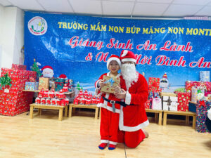 Có bạn nhỏ nào ở trường mầm non Búp Măng Non chưa nhận được quà của ông già Noel không ạ? - TRƯỜNG MẦM NON BÚP MĂNG NON