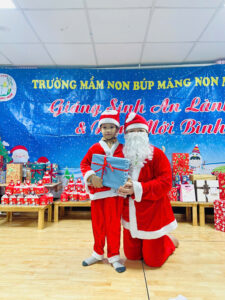 Có bạn nhỏ nào ở trường mầm non Búp Măng Non chưa nhận được quà của ông già Noel không ạ? - TRƯỜNG MẦM NON BÚP MĂNG NON