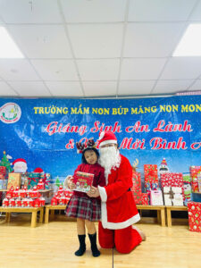 Có bạn nhỏ nào ở trường mầm non Búp Măng Non chưa nhận được quà của ông già Noel không ạ? - TRƯỜNG MẦM NON BÚP MĂNG NON