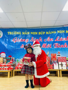 Có bạn nhỏ nào ở trường mầm non Búp Măng Non chưa nhận được quà của ông già Noel không ạ? - TRƯỜNG MẦM NON BÚP MĂNG NON