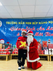 Có bạn nhỏ nào ở trường mầm non Búp Măng Non chưa nhận được quà của ông già Noel không ạ? - TRƯỜNG MẦM NON BÚP MĂNG NON